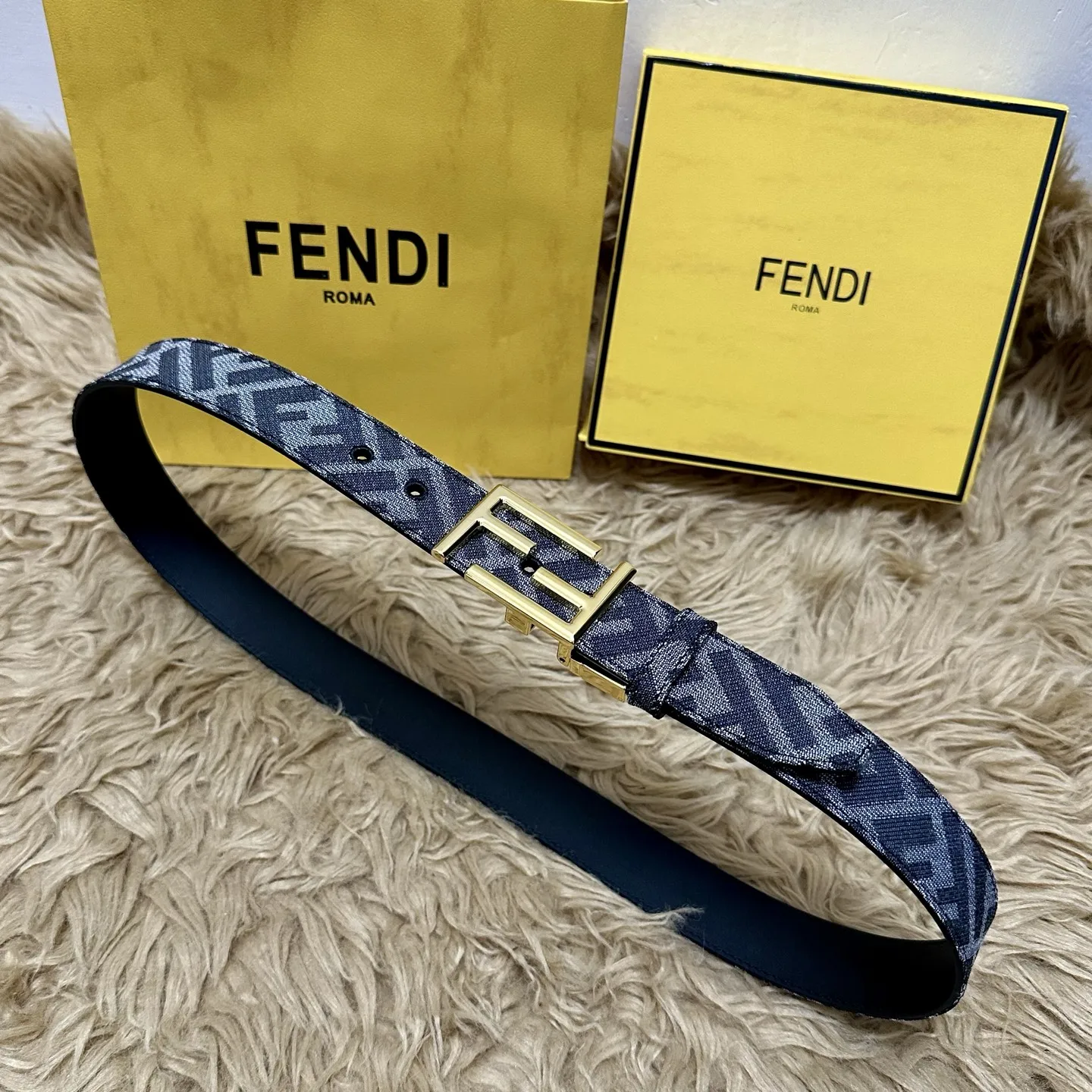 原单芬迪皮带|高仿芬迪皮带|精仿芬迪皮带|一比一芬迪皮带FENDl 芬迪 全套包装 专柜同款 宽3.5CM 原版定制布料 FF图案布料材质 黑色皮革内衬 单钉镀钯金属配件 时尚潮流 经典系列