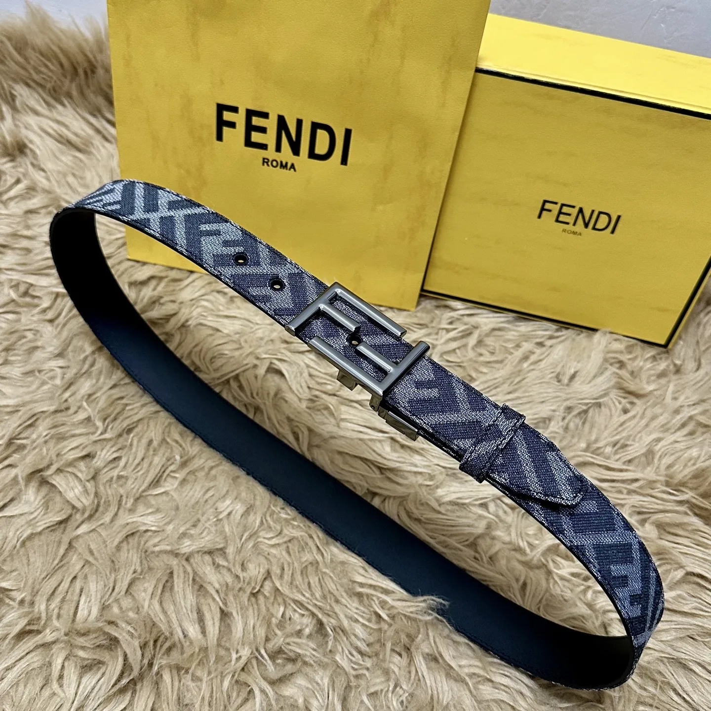 原单芬迪皮带|高仿芬迪皮带|精仿芬迪皮带|一比一芬迪皮带FENDl 芬迪 全套包装 专柜同款 宽3.5CM 原版定制布料 FF图案布料材质 黑色皮革内衬 单钉镀钯金属配件 时尚潮流 经典系列