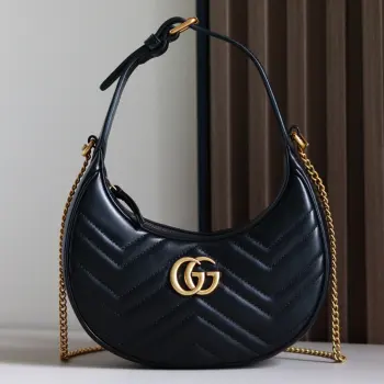  原厂皮  GG 𝐌𝐚𝐫𝐦𝐨𝐧𝐭系列半月包 型号 699514  尺寸 21.5*11*5cm马尔蒙系列腋下包经典回归 四季热卖款 以月牙造型为特色 原厂牛皮立体绣花工艺饱满度很赞 全铜五金  包包的轮廓很贴切身体的线条 可腋下手拎斜挎 性价比超高的一只 简直就是行走的种草机 