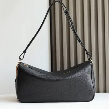 Gucci Half Horsebit系列大号肩背包 焕新呈现 以现代风格焕新演绎品牌最具标志性的素之一 该系列巧妙融蕴休闲廓形与标志性的半马衔扣配件 这也是其名称的由来 内部 一个开口袋 可调节牛皮革肩带 款号862530克色 尺寸38X20X15 
