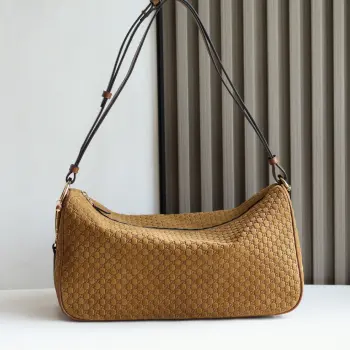 Gucci Half Horsebit系列大号肩背包 焕新呈现 以现代风格焕新演绎品牌最具标志性的素之一 该系列巧妙融蕴休闲廓形与标志性的半马衔扣配件 这也是其名称的由来 内部 一个开口袋 可调节牛皮革肩带 款号862530棕皮 尺寸38X20X15 898055