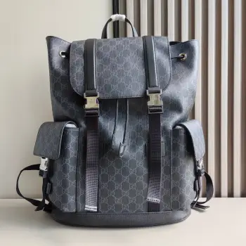  新品 GG背包经典GG Supreme帆布以质地柔软且富有延展性而著称 是品牌历经岁月洗礼却从未褪色的经典面料之一 该面料以超细纤维涂层织物打造 以全黑色匠心呈现 赋予这款背包以别致魅力 同色调皮革滚边令整个廓形愈发丰满 典藏条纹织带则为整个设计注入一抹亮色 黑色GG Supreme帆布黑色皮革滚边红蓝织带棉麻混纺衬里背面采用加衬网眼材质帆布肩带两个侧袋 配搭扣开合顶部提手 8厘米高 抽绳开合 配翻盖型号 792080 尺寸 46 长 x 35 宽 x 12厘米 厚 颜色 克胶 原厂皮 