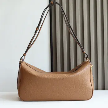 Gucci Half Horsebit系列大号肩背包 焕新呈现 以现代风格焕新演绎品牌最具标志性的素之一 该系列巧妙融蕴休闲廓形与标志性的半马衔扣配件 这也是其名称的由来 内部 一个开口袋 可调节牛皮革肩带 款号862530棕皮 尺寸38X20X15 