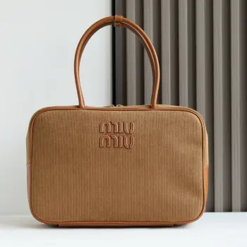 5BB163 MiuMiu新品灯芯绒公文包 时尚与经典的完全融合 精致随性慵懒 灯芯绒面料搭配小牛皮 质感柔软且耐用 比起全皮款更加轻便且颜色也更百搭 无论外观还是实用性都让人惊叹 三代长手柄设计方便肩背 大号设计容量充足 可轻松装下各种必需品 无论上班还是出游 它都是完美的选择 全新的帆布衬里更美观耐用 尺寸 34X23X12cm 配原版包装 