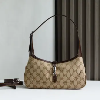 Gucci新系列杀疯了 Demna的设计眼光绝了时装周黑马非Gucci莫属 Demna带来的 La Famiglia 系列 把Gucci的复古奢华玩出了新高度 新品的每一处细节都透着设计师的巧思 经典素被重新演绎后更具辨识度 从日常腋下包到晚宴流苏包 风格跨度大却又统一得很高级 米色和深棕色GG帆布棕色皮革滚边棕色绵麻衬里内部 1个拉链袋型号 863137 尺寸 27x13x6cm 颜色 杏布 棕皮 意大利创作