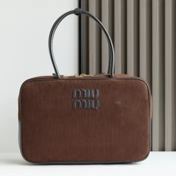 5BB163 MiuMiu新品灯芯绒公文包 时尚与经典的完全融合 精致随性慵懒 灯芯绒面料搭配小牛皮 质感柔软且耐用 比起全皮款更加轻便且颜色也更百搭 无论外观还是实用性都让人惊叹 三代长手柄设计方便肩背 大号设计容量充足 可轻松装下各种必需品 无论上班还是出游 它都是完美的选择 全新的帆布衬里更美观耐用 尺寸 34X23X12cm 配原版包装 