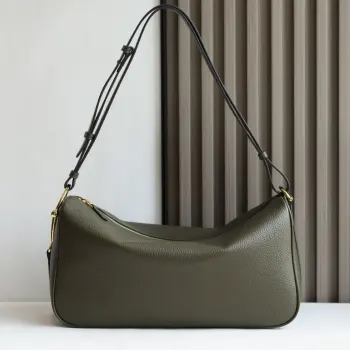 Gucci Half Horsebit系列大号肩背包 焕新呈现 以现代风格焕新演绎品牌最具标志性的素之一 该系列巧妙融蕴休闲廓形与标志性的半马衔扣配件 这也是其名称的由来 内部 一个开口袋 可调节牛皮革肩带 款号862530墨绿 尺寸38X20X15 