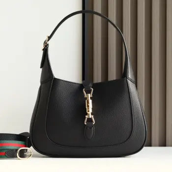 2024秋冬系列焕新演绎Gucci Jackie 1961系列肩背包 采用精细古驰安可拉红 Rosso Ancora 皮革制作 搭配全新浅金色调推入式锁扣开合 彰显品牌经典手袋的精湛工艺 新月造型和流畅廓形 这款小号肩背包搭配皮革肩带 另附红绿织带肩带 成就多样穿搭选择 型号 810232 尺寸 27.5 宽 x 19 高 x 4厘米 深 颜色 荔枝纹克色原厂皮 