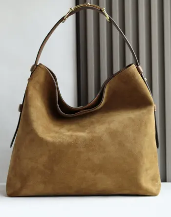  2025秋冬系列  Gucci Beatrix系列手袋采用牛皮革材质匠心打造 配以饰标志性马衔扣细节肩带 为休闲廓形添注品牌内涵 金色调配件更添精致质感 内里设有一个拉链口袋 确保日常用品安全放置 兼具优雅设计与实用性能 轻松容纳日常必需品 棕色GG绒面材质金色调配件棕色棉麻混纺衬里肩带饰马衔扣细节内部 拉链袋可调节肩带高度 26厘米 - 33厘米 长度 94厘米型号 850546 尺寸 40厘米 宽 x 36厘米 高 x 12厘米 深 重量 约1千克颜色 棕色压磨砂 原厂皮 意大利创作