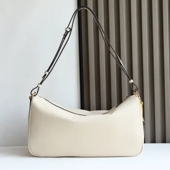 Gucci Half Horsebit系列大号肩背包 焕新呈现 以现代风格焕新演绎品牌最具标志性的素之一 该系列巧妙融蕴休闲廓形与标志性的半马衔扣配件 这也是其名称的由来 内部 一个开口袋 可调节牛皮革肩带 款号862530棕皮 尺寸38X20X15 