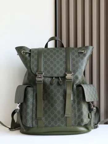  新品 GG背包经典GG Supreme帆布以质地柔软且富有延展性而著称 是品牌历经岁月洗礼却从未褪色的经典面料之一 该面料以超细纤维涂层织物打造 以全黑色匠心呈现 赋予这款背包以别致魅力 同色调皮革滚边令整个廓形愈发丰满 典藏条纹织带则为整个设计注入一抹亮色 黑色GG Supreme帆布黑色皮革滚边红蓝织带棉麻混纺衬里背面采用加衬网眼材质帆布肩带两个侧袋 配搭扣开合顶部提手 8厘米高 抽绳开合 配翻盖型号 792080 尺寸 46 长 x 35 宽 x 12厘米 厚 颜色 绿胶 原厂皮 