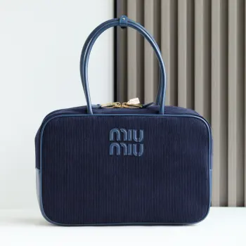 5BB163 MiuMiu新品灯芯绒公文包 时尚与经典的完全融合 精致随性慵懒 灯芯绒面料搭配小牛皮 质感柔软且耐用 比起全皮款更加轻便且颜色也更百搭 无论外观还是实用性都让人惊叹 三代长手柄设计方便肩背 大号设计容量充足 可轻松装下各种必需品 无论上班还是出游 它都是完美的选择 全新的帆布衬里更美观耐用 尺寸 34X23X12cm 配原版包装 