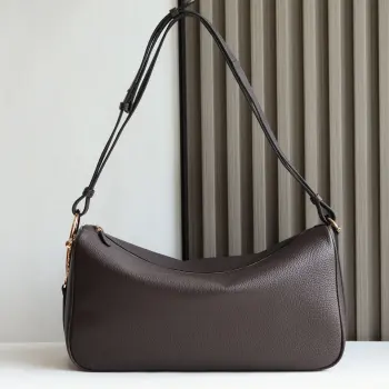 Gucci Half Horsebit系列大号肩背包 焕新呈现 以现代风格焕新演绎品牌最具标志性的素之一 该系列巧妙融蕴休闲廓形与标志性的半马衔扣配件 这也是其名称的由来 内部 一个开口袋 可调节牛皮革肩带 款号862530咖啡色 尺寸38X20X15 