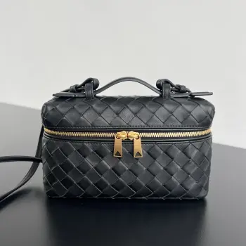  BV新款  Vanity Case 绳带化妆包 789109 是一只超实用又很有型的盒子化妆包呀 采用品牌最经典的牛皮编织 搭配双向拉链开合 整体风格复古而优雅 顶部可提手 肩带可随意调节 手提优雅气质 斜挎休闲随性 解锁各种凹造型场景  尺寸 22x12.5x5