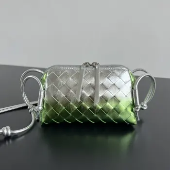  Bv新款 Concert  pouch  794258 银绿渐变色超有氛围感  包身采用经典的 lntrecciato编织工艺  配有皮质双头拉链 开口宽敞 易取易放 肩带绳结处可滑动自由调节长短 即  斜挎 腋下 又能当手拿包 小小身板 大大容量 真滴太太实用啦 关键还特百搭 快 姐妹一起来入这款小巧精致好看百搭的包包叭  尺寸 18.5*11.5*8.5 