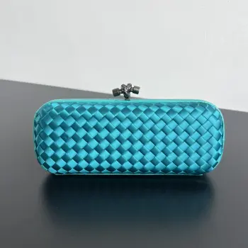  BV 新款 kont晚宴手袋   8651 25cm  这款耀眼的晚宴包满满节日气氛  超美超实用 你的晚会入场名片    采用经典丝绸编织 就有如金银珠宝般贵气 为沉闷的衣橱带来视觉冲击 奢华又浪漫 一直背下去 还会成为包柜中很特别的收藏  尺寸 25x10x5