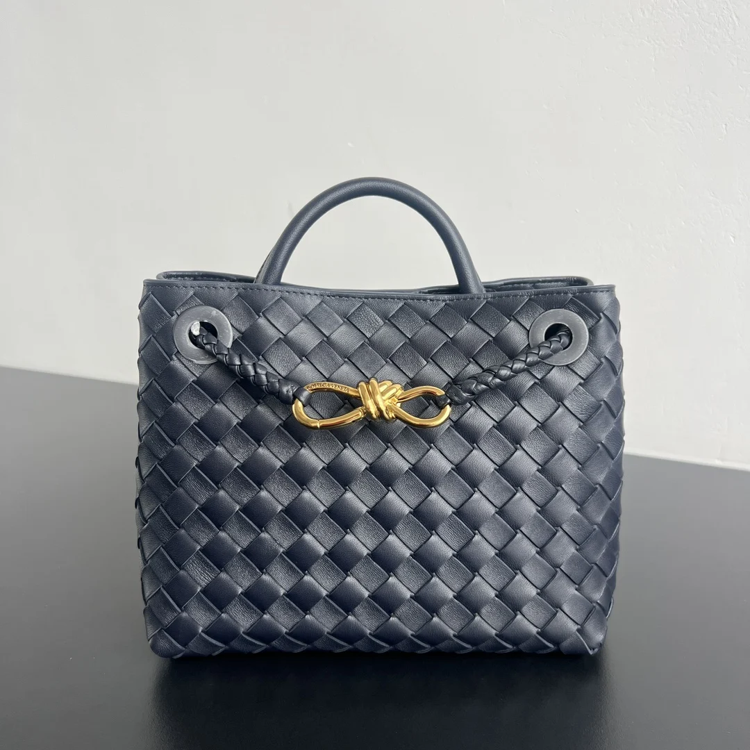 原单BV女包|高仿BV女包|精仿BV女包|一比一BV女包 Bottega Veneta 2023春夏新款Andiamo手袋  众多明星同款  743568  经典的全身皮革编织搭配金色绳结扣 够沉稳也够潇洒整体皆由Nappa羊皮革制成 舒适柔软且富有动感 可滑动的金属绳结扣可以调整肩带 单肩 手伶 斜挎 多种背法 包身容量大 通勤 日常 出游都很合适 这款包分为小号 中号  大号 总有一款适合你  那就带我走叭  尺寸:25x22x10.5