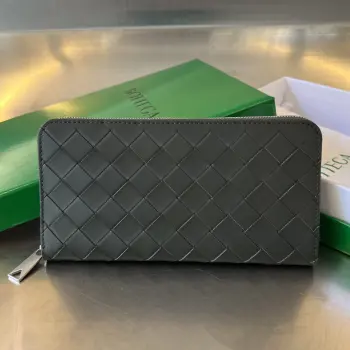  Bv 男士编织钱包 593217  经典编织牛皮制成 柔软舒适  有质感 内部细致的分隔设计和高品质的内衬材料 确保了钱包的耐用性和整齐有序 可以存放现金 卡片 和其他小物品 非常的实用 出门带上它足够  这款钱包绝对是您的最佳选择  尺寸 19x10x2