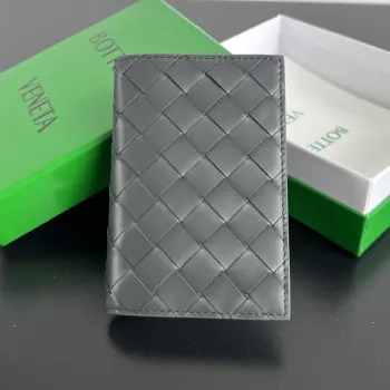 B家 新款护照夹607482  经典的编织元素是bv的标志  由牛皮制成 触感很柔软 耐用耐造 除了放护照 还可以放下卡片证件 和少量现金 小巧精致 国门大开放 护照夹必备单品 超级适合旅行时使用 编织是该牌子永远的经典存在 尺寸 13.3x9.5