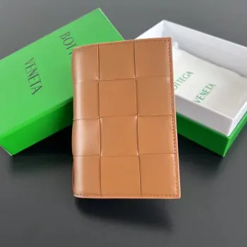 B家 新款cassette护照夹   777046  经典的编织元素是bv的标志  由羊皮和内里牛皮组成 柔软适中  质感耐用耐造 除了放护照 还可以放下卡片证件 和少量现金 小巧精致 超级适合旅行时使用 编织是该牌子永远的经典存在 尺寸 13.6x10.5