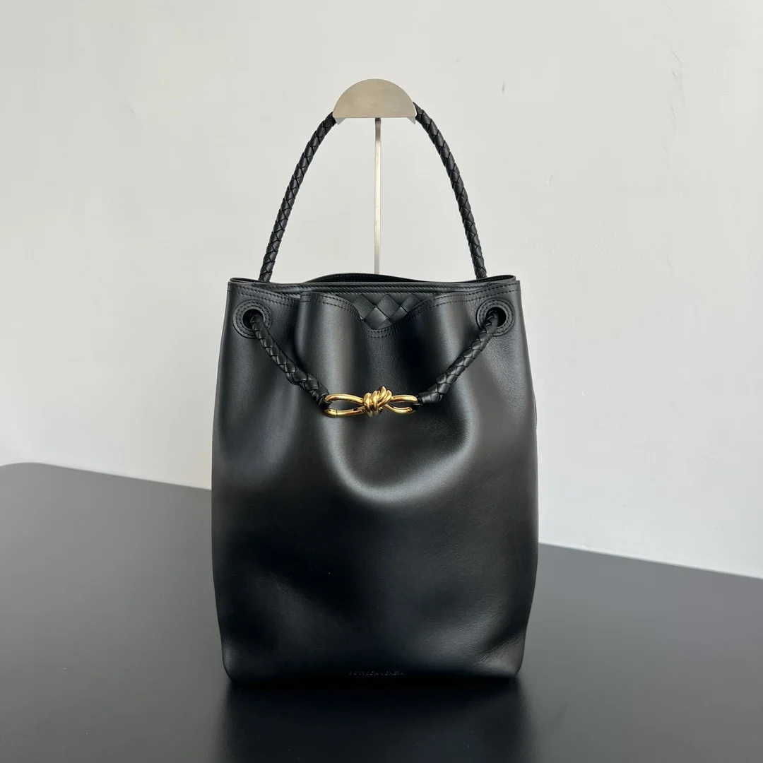 原单BV女包|高仿BV女包|精仿BV女包|一比一BV女包Bv新品 Andiamo Bucket水桶包  844169 全新水桶包造型设计直接戳中 随性美   采用荷兰Silky Calf 小牛皮  摸起来软糯糯超级过瘾  搭配可滑动的肩带 intrecciato编织内袋  光面和编织的完美融合 非常的有层次感 肩带可以随意拆卸 可单肩 斜挎 手拎 风格随意切换 水桶版型超能装 笔记本电脑 杂七杂八全塞的下 看似简约却处处是细节 属于越背越喜欢的类型  好看又好装 的质感包 闭眼入就对了 尺寸 34x24x12
