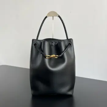 Bv新品 Andiamo Bucket水桶包  844169 全新水桶包造型设计直接戳中 随性美   采用荷兰Silky Calf 小牛皮  摸起来软糯糯超级过瘾  搭配可滑动的肩带 intrecciato编织内袋  光面和编织的完美融合 非常的有层次感 肩带可以随意拆卸 可单肩 斜挎 手拎 风格随意切换 水桶版型超能装 笔记本电脑 杂七杂八全塞的下 看似简约却处处是细节 属于越背越喜欢的类型  好看又好装 的质感包 闭眼入就对了 尺寸 34x24x12