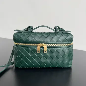  BV新款  Vanity Case 绳带化妆包 789109 是一只超实用又很有型的盒子化妆包呀 采用品牌最经典的牛皮编织 搭配双向拉链开合 整体风格复古而优雅 顶部可提手 肩带可随意调节 手提优雅气质 斜挎休闲随性 解锁各种凹造型场景  尺寸 22x12.5x5