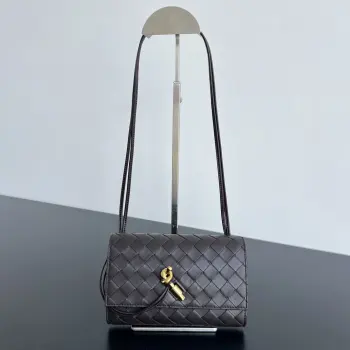 BV新品  Andiamo信封斜挎包   836940 Andiamo家族又来新成员啦 小版的Mini造型精致可爱 整个包型采用了intrecciato编织工艺 小羊皮革 搭配标志性的缪斯黄铜金属绳结扣开合真的很细节  内里设有一个隔层和2个卡槽位 装下手机 卡片和日常小物毫无压力 可拆卸肩带设计 随心切换 白天斜挎轻便出街 晚上变身优雅手拿包 实用即实背 尺寸 19x13x2