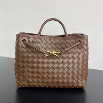  Bottega Veneta 2023春夏新款Andiamo手袋  众多明星同款  743572  经典的全身皮革编织搭配金色绳结扣 够沉稳也够潇洒整体皆由Nappa羊皮革制成 舒适柔软且富有动感 可滑动的金属绳结扣可以调整肩带 单肩 手伶 斜挎 多种背法 包身容量大 通勤 日常 出游都很合适 这款包分为小号 中号  大号 总有一款适合你  那就带我走叭  尺寸:32.5x24x12