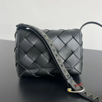  Bv  新品蛇年限定款 Diago 817921  Diago家族新成员来啦 拼色肩带设计 卡其与黑色碰撞更加时髦 超级吸睛的是蛇的红色信子 那一抹鲜艳的红 在黑色的衬托下 格外夺目  精选丰富细腻颗粒牛皮 很有肉感 质感真的无敌了  翻盖式磁吸开合 拿取方便 内部设有拉链内衬 实用性强 肩带可调节长短 容量很大 满足都市生活的使用需求 嘎嘎好背 少年感满分  尺寸 22.5x16.5x5.5