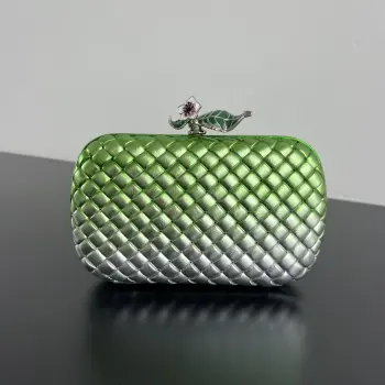 Bv Kont 826183  绿色渐变皮革搭配立体花朵造型  有种回家途中路过花店 不经意间营造的浪漫氛围 开口的设计使用黄铜材质花朵和两片绿叶点缀 堪称工艺品的晚宴包 花朵的纹理都清晰可见  摸上去凹凸有致 阳光下散发出淡淡的光泽 每一个细节都透露着精致与高级 谁能拒绝这么浪漫又甜美的设计呀 尺寸 20x12x5.5