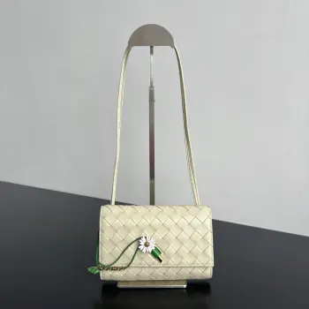BV新品  Andiamo小皱菊斜挎包  838870 精致俏皮的信封斜挎包 点缀着一朵绽放的小皱菊显的好有生命力 限量的工艺和编织羊皮打造 闭合扣以皱菊花朵替代 是浪漫的小心机 实用与美学同频 装的下日常琐碎 也装的下优雅与松弛的风格 背它出门 让每一步都像在春日里花园漫步   尺寸 19x13x2