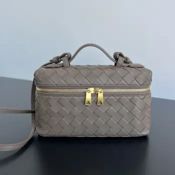  BV新款  Vanity Case 绳带化妆包 789109 是一只超实用又很有型的盒子化妆包呀 采用品牌最经典的牛皮编织 搭配双向拉链开合 整体风格复古而优雅 顶部可提手 肩带可随意调节 手提优雅气质 斜挎休闲随性 解锁各种凹造型场景  尺寸 22x12.5x5