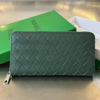  Bv 男士编织钱包 593217  经典编织牛皮制成 柔软舒适  有质感 内部细致的分隔设计和高品质的内衬材料 确保了钱包的耐用性和整齐有序 可以存放现金 卡片 和其他小物品 非常的实用 出门带上它足够  这款钱包绝对是您的最佳选择  尺寸 19x10x2