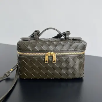  BV新款  Vanity Case 绳带化妆包 789109 是一只超实用又很有型的盒子化妆包呀 采用品牌最经典的牛皮编织 搭配双向拉链开合 整体风格复古而优雅 顶部可提手 肩带可随意调节 手提优雅气质 斜挎休闲随性 解锁各种凹造型场景  尺寸 22x12.5x5