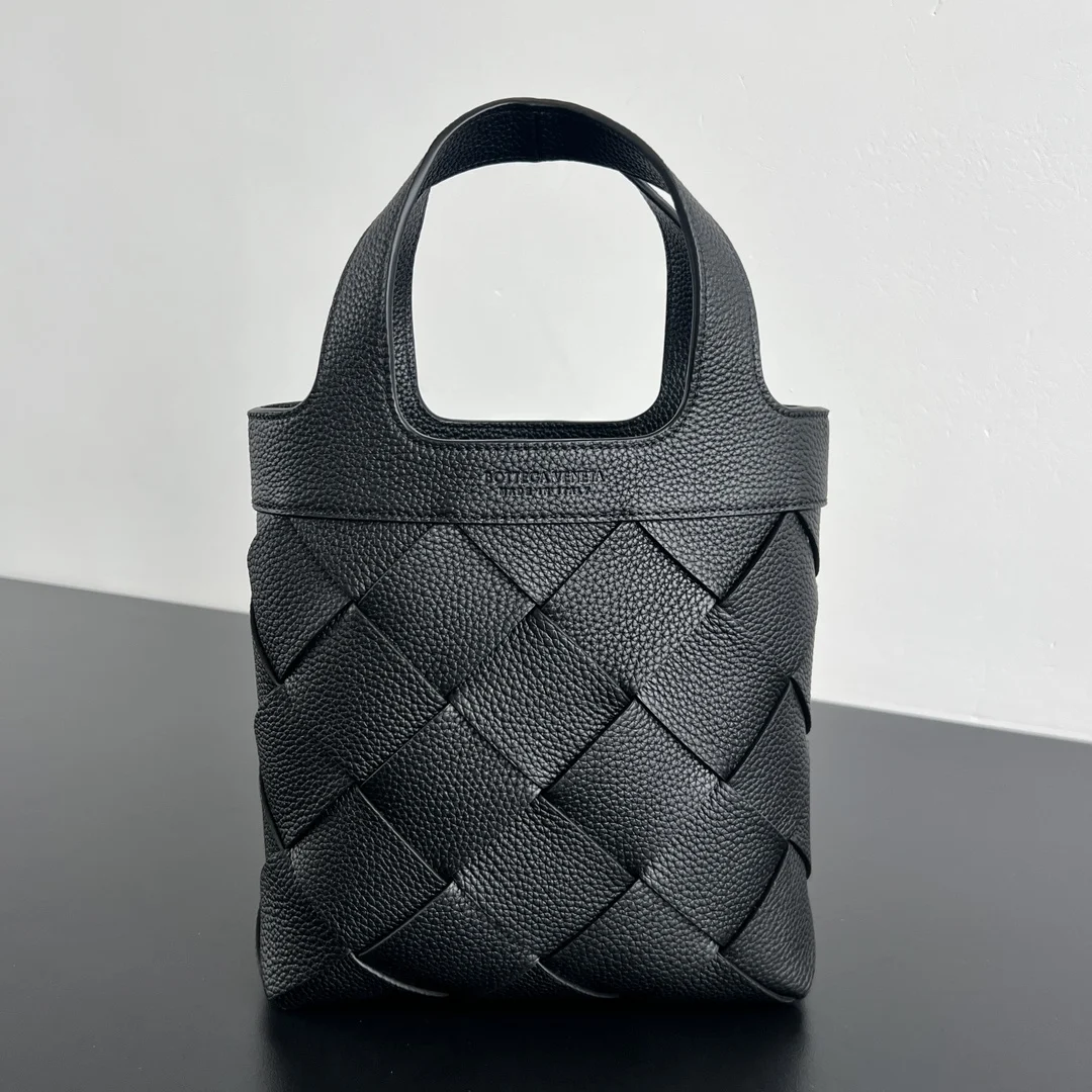 原单BV女包|高仿BV女包|精仿BV女包|一比一BV女包 BV 新品 Tote Diago 837364 整体风格简约高级 没有过多繁杂装饰 却凭借独特的工艺和质感脱颖而出 包身采用质感细腻粒面牛皮革 不仅触感舒适 还具有一定的耐磨性 提升包包的耐用度 同时给人一种低调奢华的视觉感受 包包提手与包身自然衔接 配有随意拆卸肩带 即适合日常休闲场合 也能在正式的场合展现出优雅的气质 沉稳大气 又不会过于张扬  尺寸 25x22x7