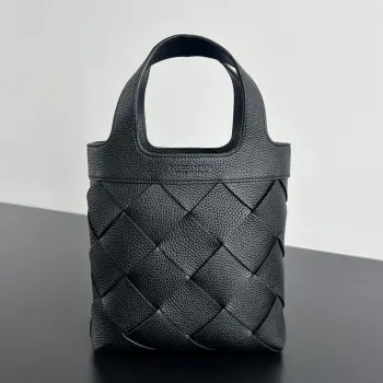  BV 新品 Tote Diago 837364 整体风格简约高级 没有过多繁杂装饰 却凭借独特的工艺和质感脱颖而出 包身采用质感细腻粒面牛皮革 不仅触感舒适 还具有一定的耐磨性 提升包包的耐用度 同时给人一种低调奢华的视觉感受 包包提手与包身自然衔接 配有随意拆卸肩带 即适合日常休闲场合 也能在正式的场合展现出优雅的气质 沉稳大气 又不会过于张扬  尺寸 25x22x7