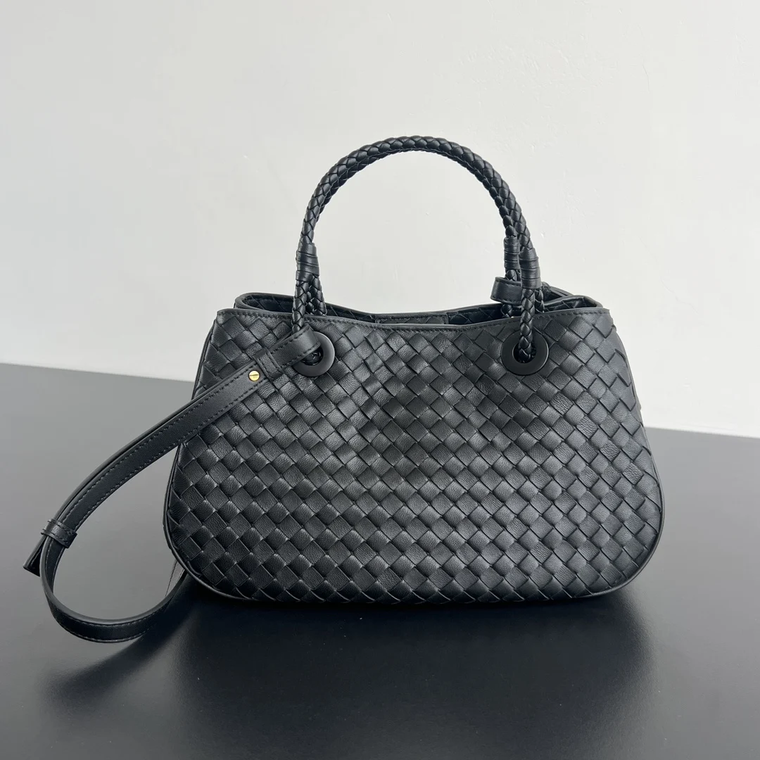 原单BV女包|高仿BV女包|精仿BV女包|一比一BV女包 BV新品 Basket 手提包  836261 2002年复刻款Basket经典重现 可盐可甜 让人爱不释手 经典小编织纹理精致高级 包身干干净净  包内刻有创始年份和预分配编号的缪斯黄铜金属铭牌 采用Napa小羊皮柔软细腻 配有编织手提肩带和可调节可拆卸斜挎带 内里两个隔层中间带有拉链口袋 磁吸开口 从质感到实用性都非常可  百搭时髦而且超级轻便  BV粉必入  尺寸 31x18.5x16