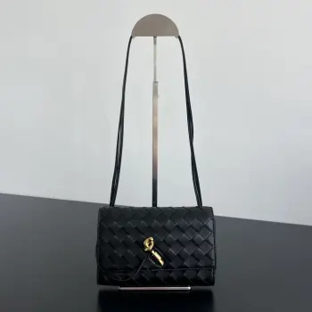 BV新品  Andiamo信封斜挎包   836940 Andiamo家族又来新成员啦 小版的Mini造型精致可爱 整个包型采用了intrecciato编织工艺 小羊皮革 搭配标志性的缪斯黄铜金属绳结扣开合真的很细节  内里设有一个隔层和2个卡槽位 装下手机 卡片和日常小物毫无压力 可拆卸肩带设计 随心切换 白天斜挎轻便出街 晚上变身优雅手拿包 实用即实背 尺寸 19x13x2