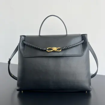 Bv 新款 Ciao Ciao手袋 826195  Ciao Ciao在意大利语里是 你好   再见 的意思 表现出一种轻松随性的生活方式  采用荷兰Silky Calf小牛皮 触感丝滑.皮革厚实 内里麂皮柔软舒适 光滑皮质堆叠的松弛感 代表性的编织元素肩带 在加上金色扣饰的完美点缀 包型独特 随性又精致 而且超实用  携带Ciao Ciao陪伴你出入各种场合 做最有质感的你 尺寸 42x32x15