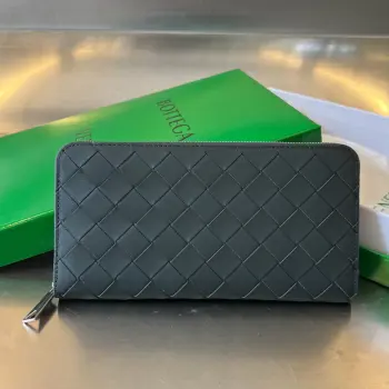  Bv 男士编织钱包 593217  经典编织牛皮制成 柔软舒适  有质感 内部细致的分隔设计和高品质的内衬材料 确保了钱包的耐用性和整齐有序 可以存放现金 卡片 和其他小物品 非常的实用 出门带上它足够  这款钱包绝对是您的最佳选择  尺寸 19x10x2