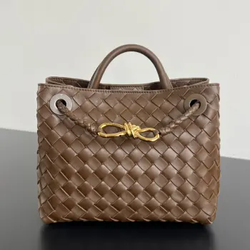  Bottega Veneta 2023春夏新款Andiamo手袋  众多明星同款  743568  经典的全身皮革编织搭配金色绳结扣 够沉稳也够潇洒整体皆由Nappa羊皮革制成 舒适柔软且富有动感 可滑动的金属绳结扣可以调整肩带 单肩 手伶 斜挎 多种背法 包身容量大 通勤 日常 出游都很合适 这款包分为小号 中号  大号 总有一款适合你  那就带我走叭  尺寸:25x22x10.5