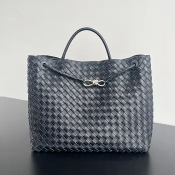  Bottega Veneta 2023春夏新款Andiamo手袋  众多明星同款  743575  经典的全身皮革编织搭配金色绳结扣 够沉稳也够潇洒整体皆由Nappa羊皮革制成 舒适柔软且富有动感 可滑动的金属绳结扣可以调整肩带 单肩 手伶 斜挎 多种背法 包身容量大 通勤 日常 出游都很合适 这款包分为小号 中号  大号 总有一款适合你  那就带我走叭  尺寸:45*22*34