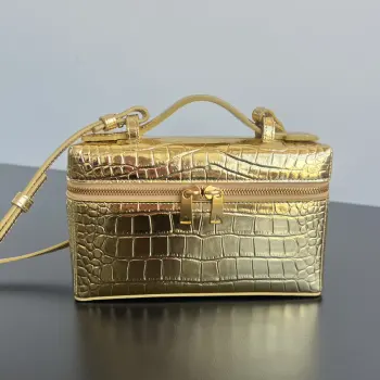  BV新款  Vanity Case 鳄鱼纹化妆包 789109 闪耀金色鳄鱼皮纹理在人群中脱颖而出 金属色的光泽在灯光下熠熠生辉 尽显奢华与气场 顶部可提手 肩带可随意调节 手提优雅气质 斜挎休闲随性 解锁各种凹造型场景  尺寸 22x12.5x5