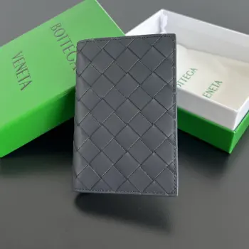 B家 新款护照夹607482  经典的编织元素是bv的标志  由牛皮制成 触感很柔软 耐用耐造 除了放护照 还可以放下卡片证件 和少量现金 小巧精致 国门大开放 护照夹必备单品 超级适合旅行时使用 编织是该牌子永远的经典存在 尺寸 13.3x9.5