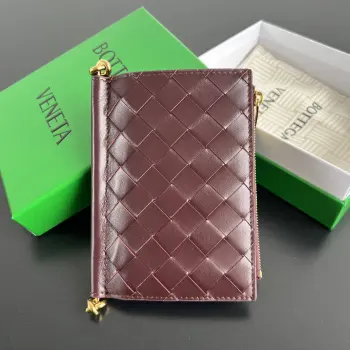 BV新品 Solstice系列短款钱包 806078 经典编织皮革搭配金属配件细节 让外观更具有设计感和完整性 柔软舒适牛皮材质 光泽感十足 翻盖手柄位置由管状kont金属搭配 冲击视觉效果 按扣开合  内里隔层有序 即可以放现金又可以放卡 实用又有个性的钱包就是王道  尺寸 14.5*11*2cm