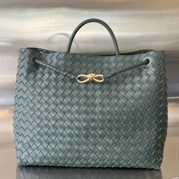  Bottega Veneta 2023春夏新款Andiamo手袋  众多明星同款  743575  经典的全身皮革编织搭配金色绳结扣 够沉稳也够潇洒整体皆由Nappa羊皮革制成 舒适柔软且富有动感 可滑动的金属绳结扣可以调整肩带 单肩 手伶 斜挎 多种背法 包身容量大 通勤 日常 出游都很合适 这款包分为小号 中号  大号 总有一款适合你  那就带我走叭  尺寸:45*22*34