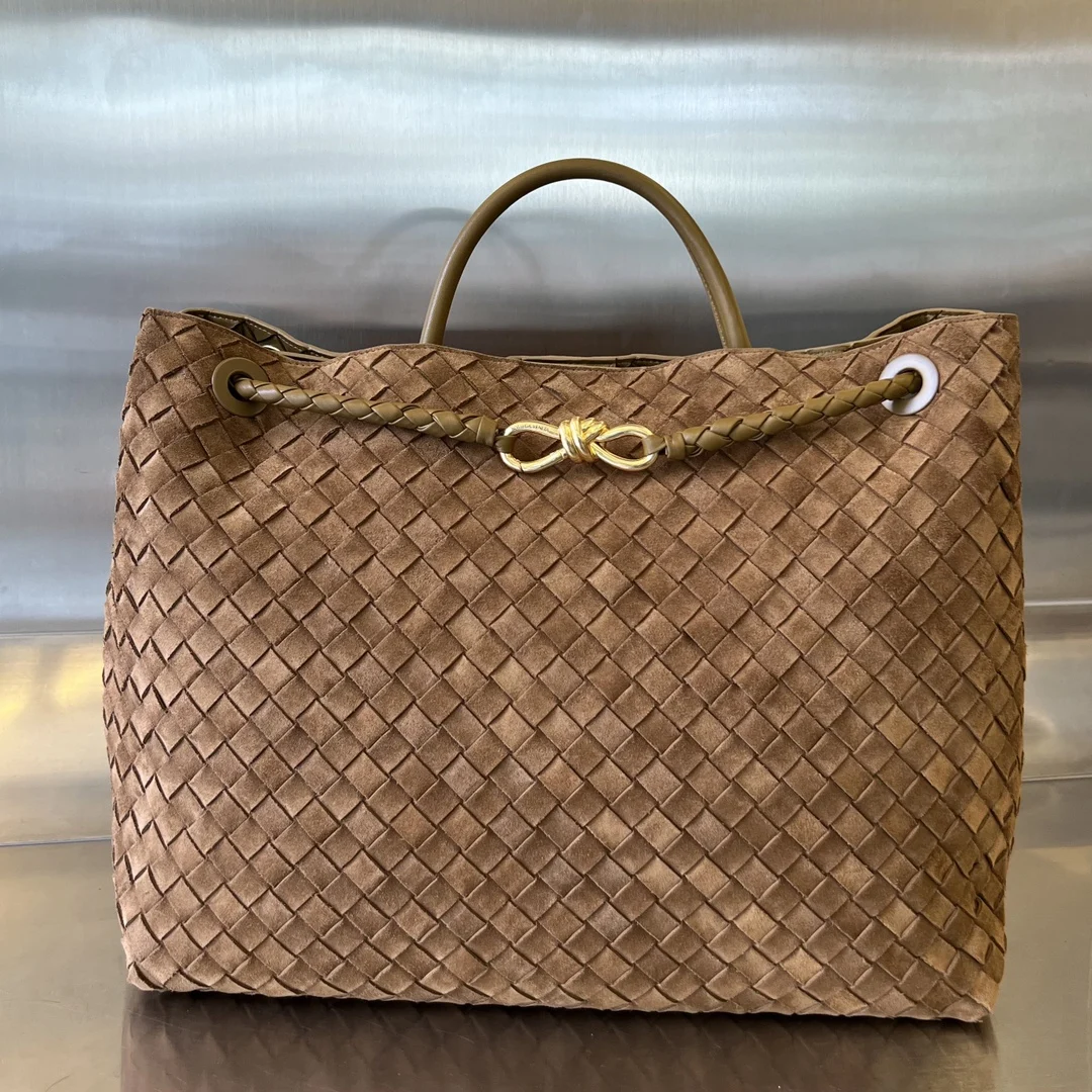 原单BV女包|高仿BV女包|精仿BV女包|一比一BV女包 Bottega Veneta 羊津Andiamo手袋  众多明星同款  743575  经典的全身皮革编织搭配金色绳结扣 够沉稳也够潇洒整体皆由Nappa羊皮革制成 舒适柔软且富有动感 可滑动的金属绳结扣可以调整肩带 单肩 手伶 斜挎 多种背法 包身容量大 通勤 日常 出游都很合适 这款包分为小号 中号  大号 总有一款适合你  那就带我走叭  尺寸:45*22*34