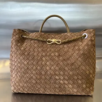  Bottega Veneta 羊津Andiamo手袋  众多明星同款  743575  经典的全身皮革编织搭配金色绳结扣 够沉稳也够潇洒整体皆由Nappa羊皮革制成 舒适柔软且富有动感 可滑动的金属绳结扣可以调整肩带 单肩 手伶 斜挎 多种背法 包身容量大 通勤 日常 出游都很合适 这款包分为小号 中号  大号 总有一款适合你  那就带我走叭  尺寸:45*22*34