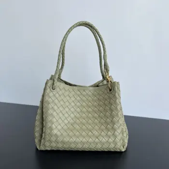 BV新款intrecciato编织皮革肩背包   796571  搭配可拆卸斜肩带 内里自带一个mini小包 外观保留BV编织独特的设计 降落伞包是一款未见到实物就心动的包包 小小金色knot点缀充满了简约高级感 满足你不同场合需求   Size 30X26X20cm